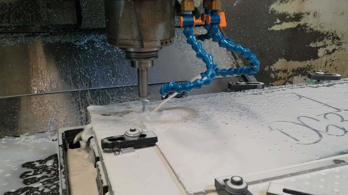 Soğutma sıvısı altında işleme yapan CNC freze