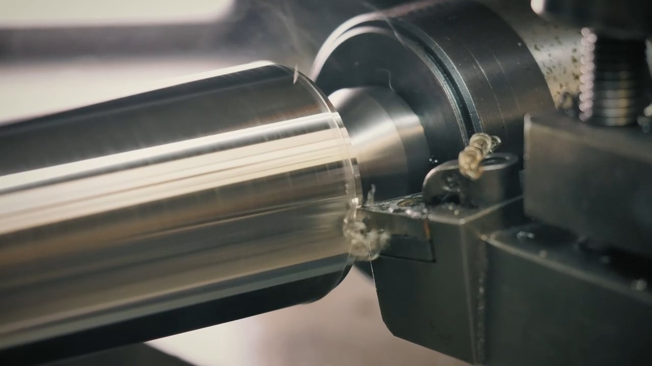 Tornada işlenen metal parça